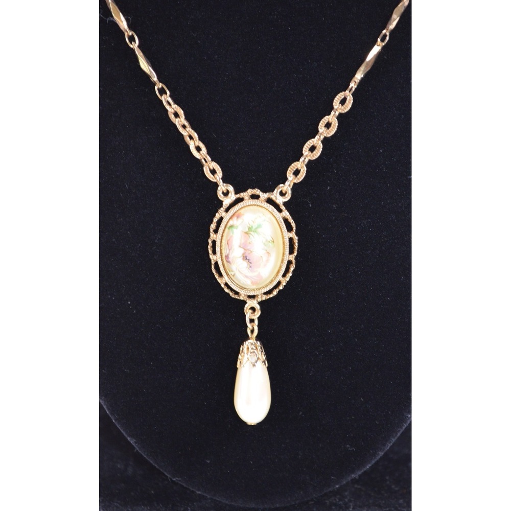 Vintage 1928 Brand Gold Tone Necklace w/ Oval Floral Pendant & Faux Pearl 17.5" - Picture 3 of 12